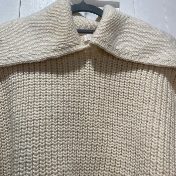 H&M collares rib- knit sweater. Size Medium. - Picture 3 of 9